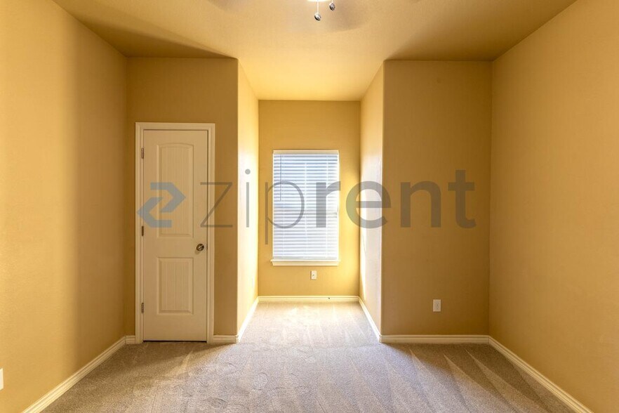 Building Photo - Unit