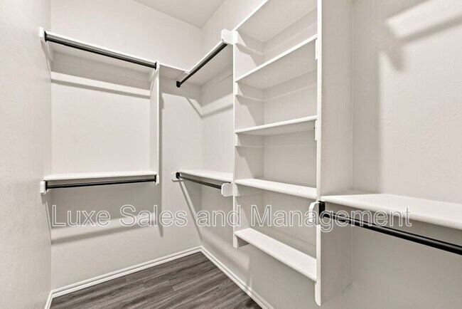 Building Photo - 10912 Oak Hollow Dr