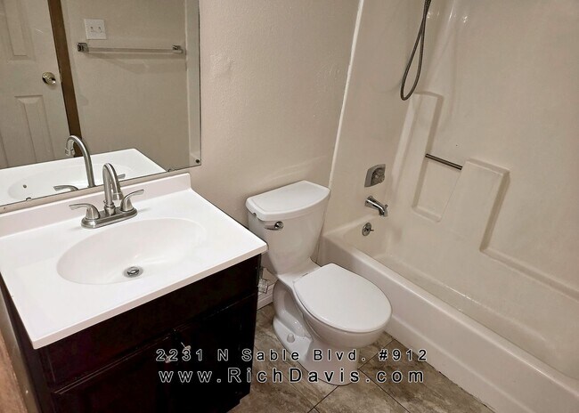Building Photo - Large 1 bed with washer and dryer hookup