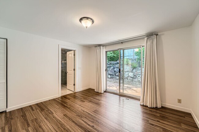 Building Photo - Beautiful Modern House Near Lake Hills and...