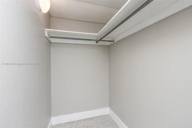 Building Photo - 500 Bayview Dr