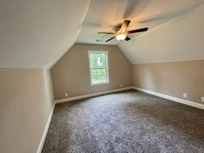 Building Photo - 3 Bedroom 2 Bathroom Home