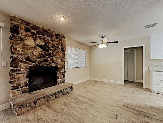 Building Photo - 3137 La Mesa Dr
