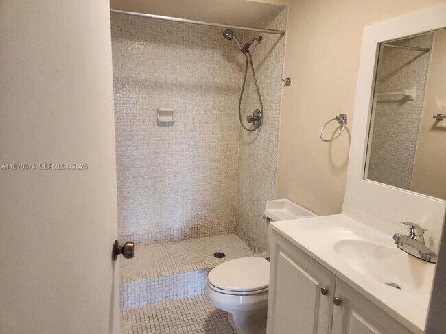 Building Photo - 220 Lakeview Dr