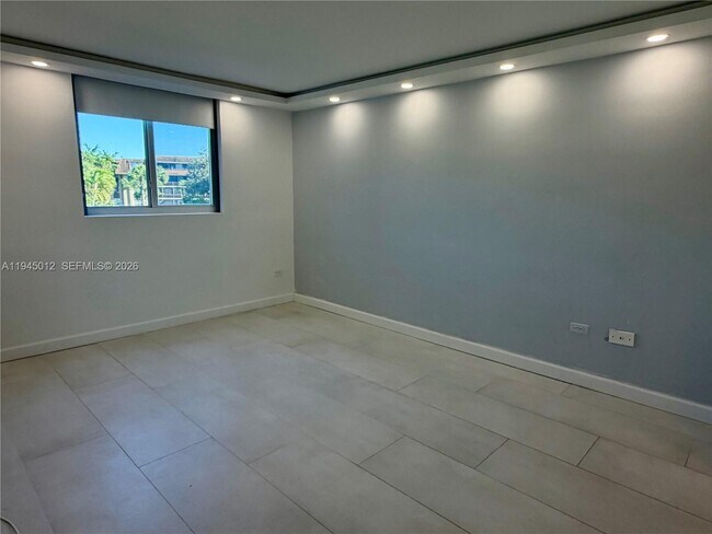 Building Photo - 441 NE 195th St