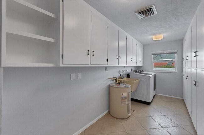 Building Photo - 3313 Pembrook Dr