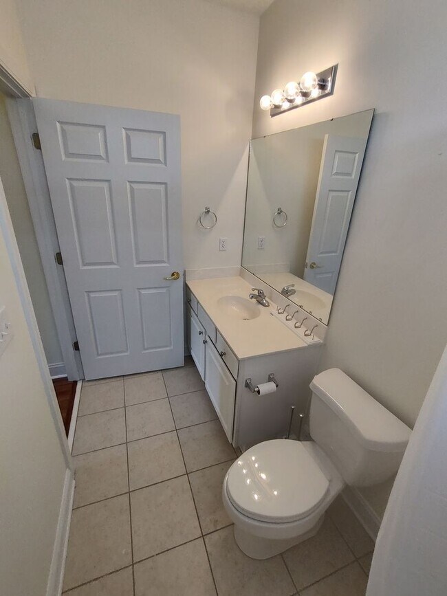 Building Photo - MOVE IN READY! 3rd Floor Condo with BEAUTIFUL Pond View! Central Location!