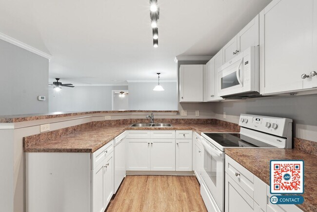 Building Photo - Beautiful Top-Floor Condo in the Heart of Bluffton - $500 Move In Special