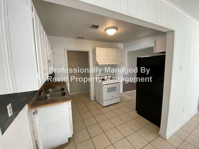 Building Photo - Large 3 bedroom home!