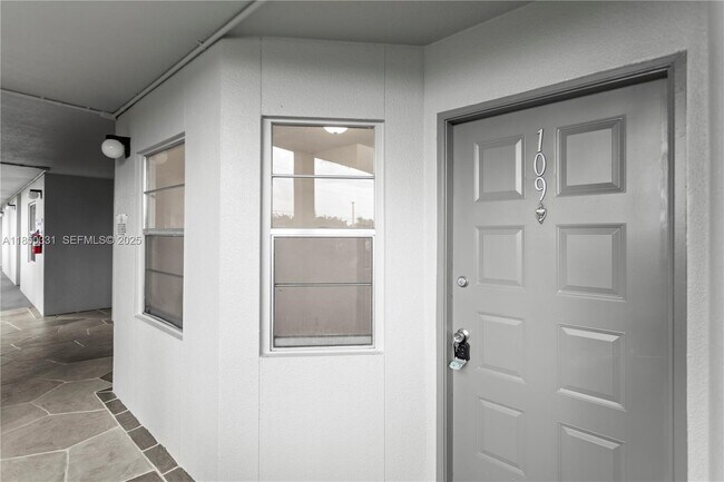 Building Photo - 1400 SW 124th Terrace