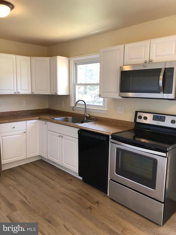 Building Photo - 104 Lark Ln