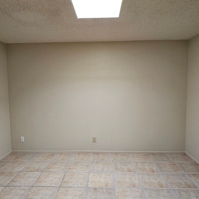 Building Photo - Yuma Corona for Rent!