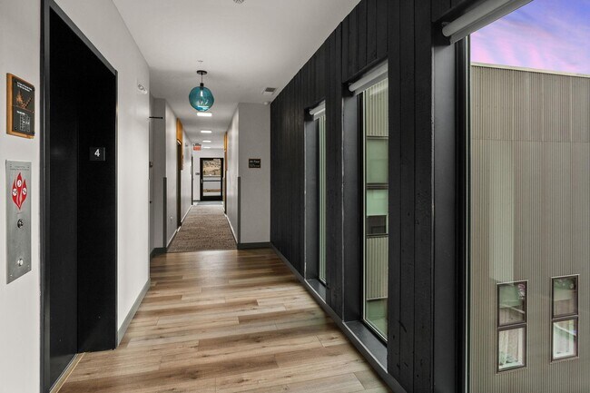 Building Photo - 221 E Oak St