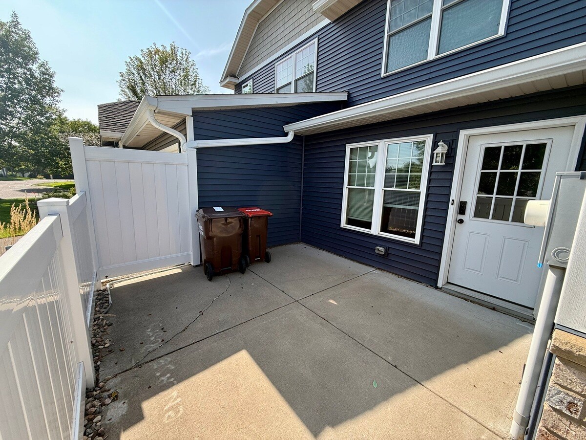 Building Photo - 483 Hickory Ln N