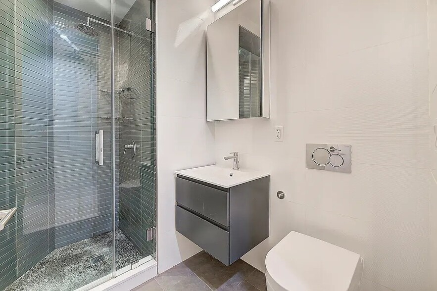 Building Photo - 202 E 13th St