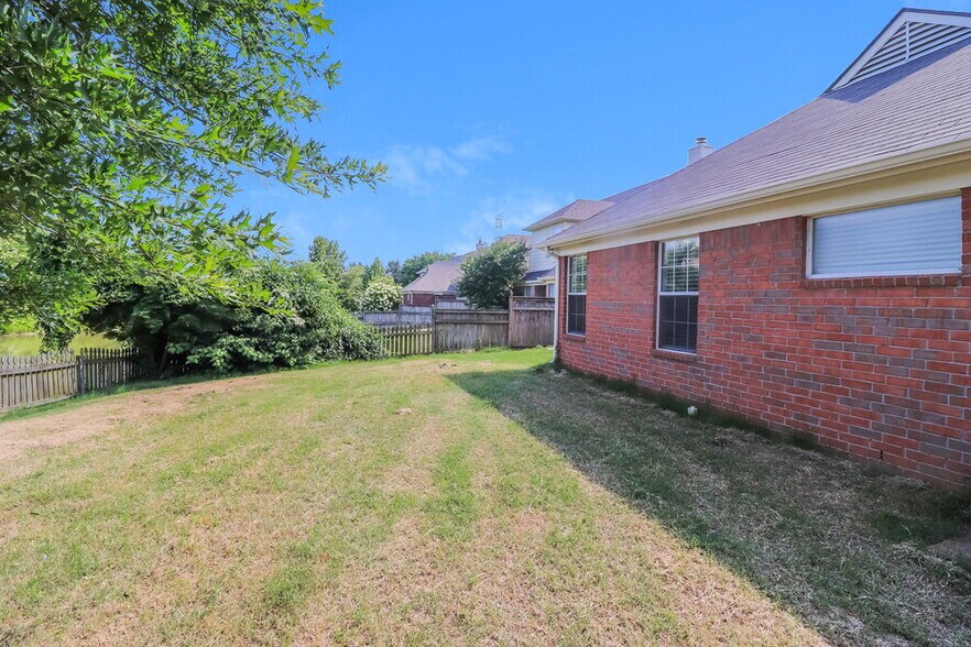 Building Photo - 8891 Hidden Springs Cove