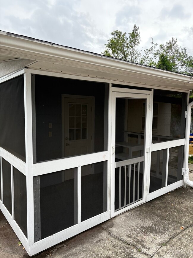 Building Photo - 611 E Edgewood Dr