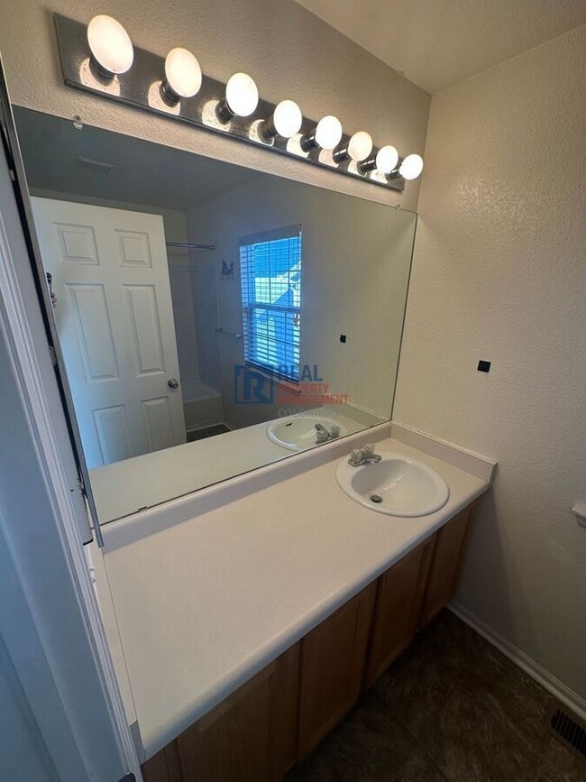 Building Photo - 1381 S Cathay Ct