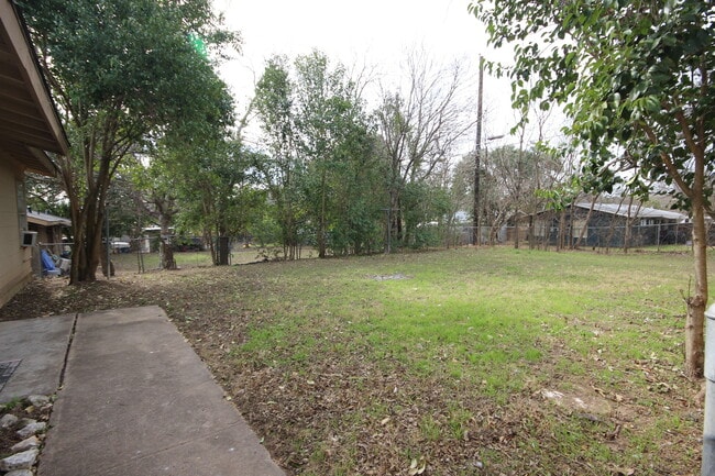 Building Photo - Clean South Austin 3/1 House w/ Carport, Private fenced yard Near First St not far from Ben White