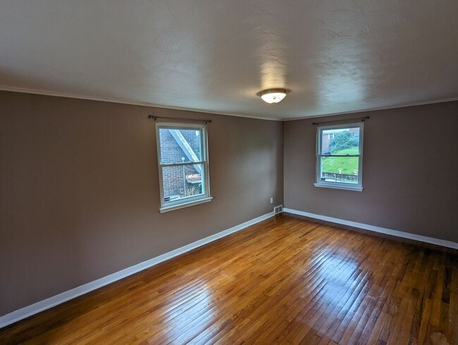Building Photo - Cozy 2 Bedroom House near Riverview Park