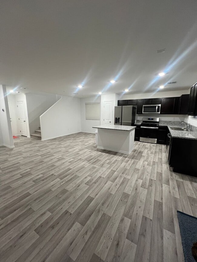 Building Photo - Move in today! 3 bed 2.5 bath 2 story beauty!
