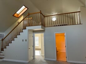 Building Photo - 515 W Burke St