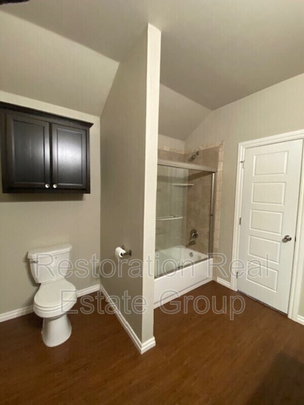 Building Photo - 2432 Fallview Dr