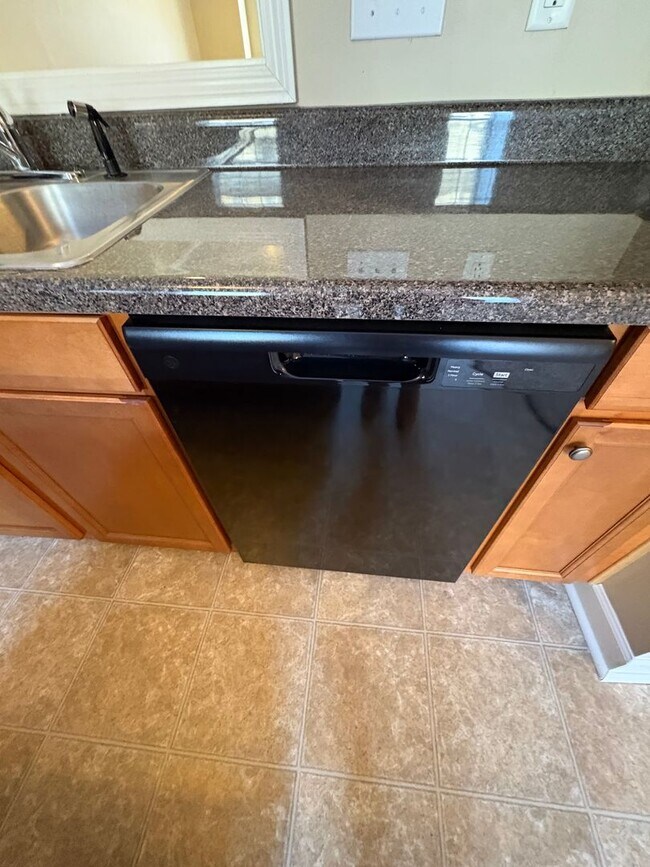 Building Photo - Cute 2 Bedroom Townhouse Near Furman and C...