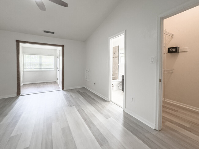 Building Photo - LOVELY STRAWBRIDGE HOME FOR RENT!!!