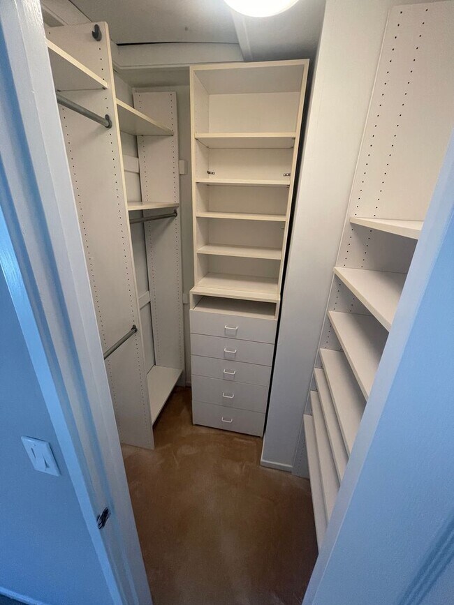 Building Photo - Newly Renovated 3 Level Townhome!