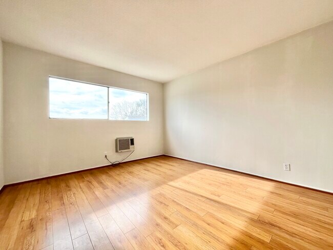 Building Photo - 1142 N Orange Grove Ave