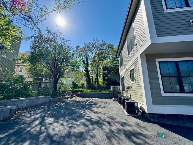 Building Photo - 13 Greylock Rd