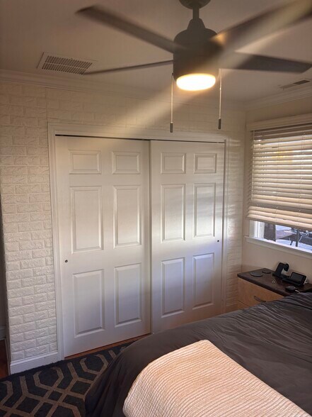 Building Photo - 466 Windsor Dr