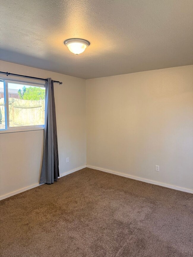 Building Photo - Super Cute Ranch Style 3 Bedroom 2 Bathroom Home!! Bright Kitchen! Fenced Backyard! Garage!