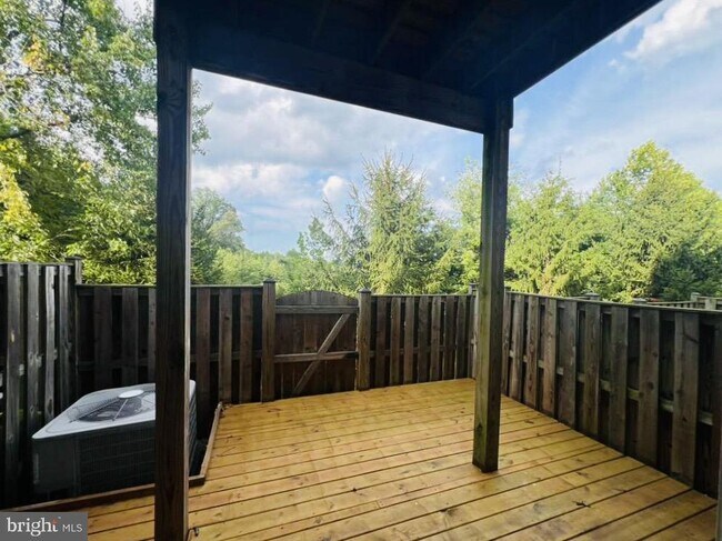 Building Photo - 7440 Riding Meadow Way