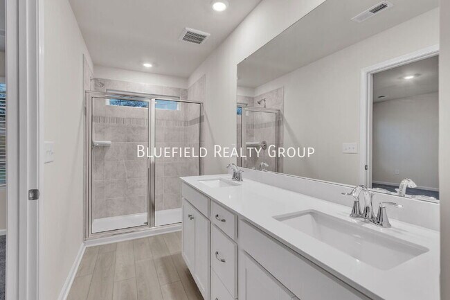 Building Photo - 808 Harper St
