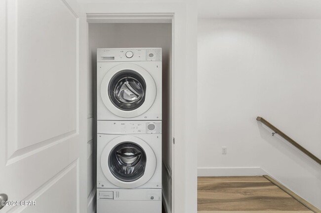 Building Photo - 6997 Patronis Dr