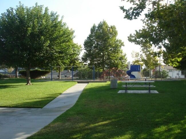 Building Photo - Charming 2-Bedroom Condo in Bouquet Canyon Village, Saugus!