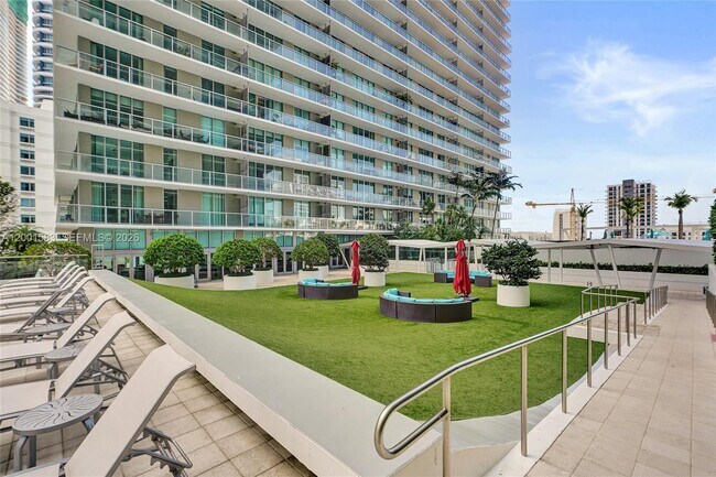 Building Photo - 1111 SW 1st Ave