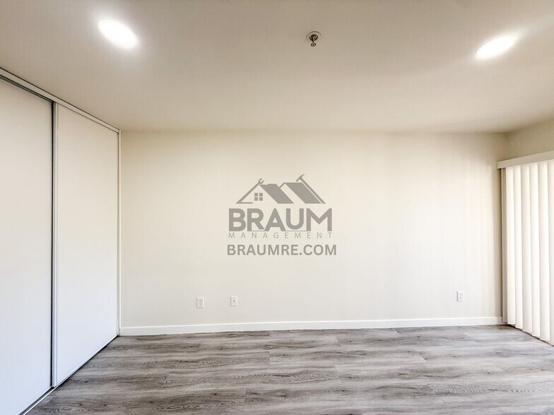 Building Photo - 7323 Winnetka Ave