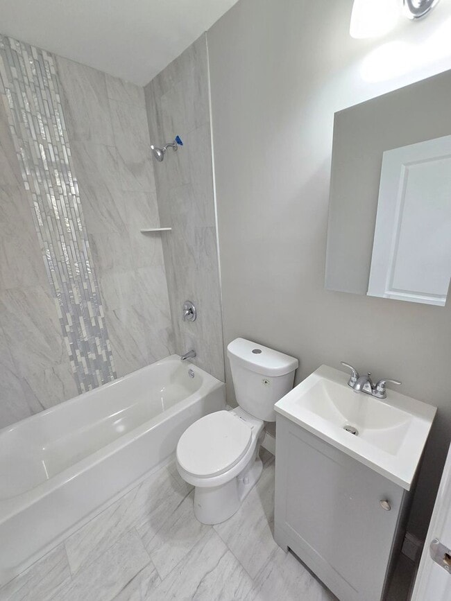 Building Photo - Beautiful 3 Bedroom 1 Bathroom East Baltimore Town Home