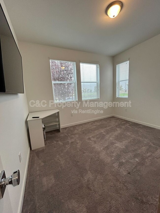 Building Photo - 711 Robert Ave