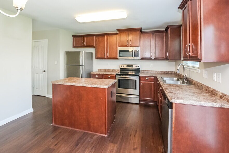 Building Photo - 2860 Meadow Creek Dr