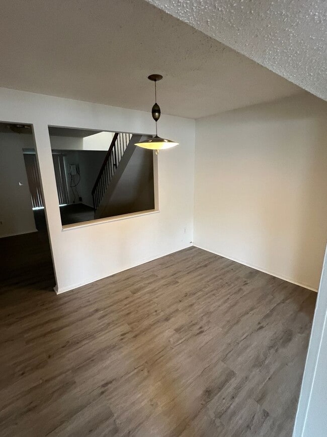 Building Photo - Large Townhouse in Virginia Beach with a Fenced Yard!