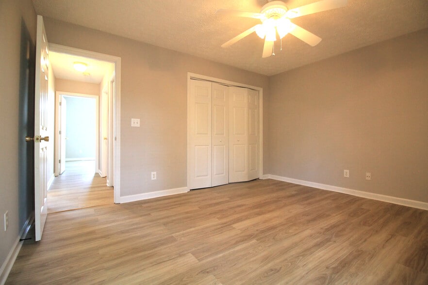 Building Photo - 5510 Fair Oaks Ln