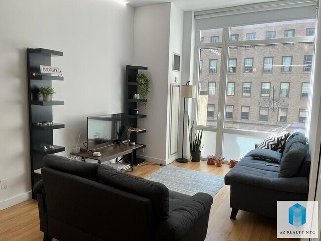 Building Photo - 325 5th Ave