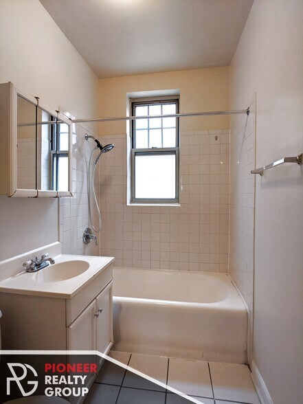 Building Photo - 531 W Aldine Ave