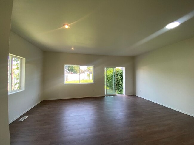 Building Photo - Large 3 bedroom, 2.5 bath duplex-just upda...