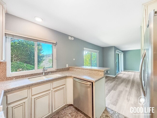 Building Photo - SD: Spacious 2BD/2BA Condo in Hillcrest with Private Balcony, Community Pool & Tennis Court