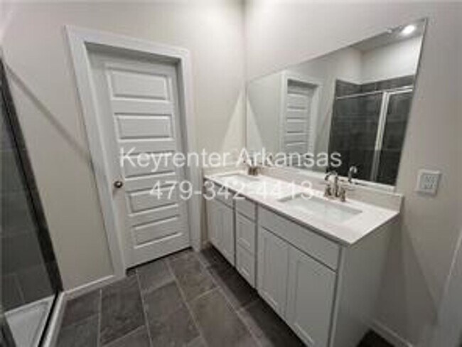 Building Photo - Amazing 3 Bedroom - 3.5 Bathroom in Fayetteville!